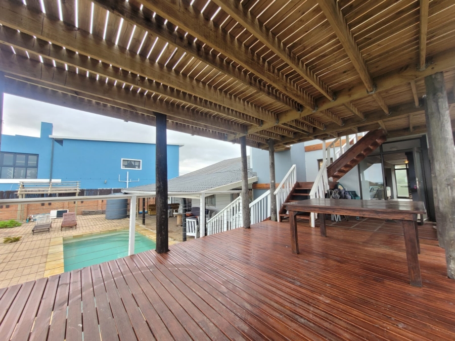 6 Bedroom Property for Sale in Paradise Beach Eastern Cape